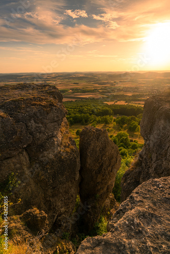 Sonnenuntergang über dem Staffelberg bei Bad Staffelstein, Landkreis Lichtenfels, Oberfranken, Franken, Bayern, Deutschland