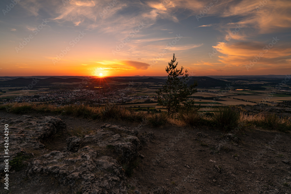 Sonnenuntergang über dem Staffelberg bei Bad Staffelstein, Landkreis Lichtenfels, Oberfranken, Franken, Bayern, Deutschland