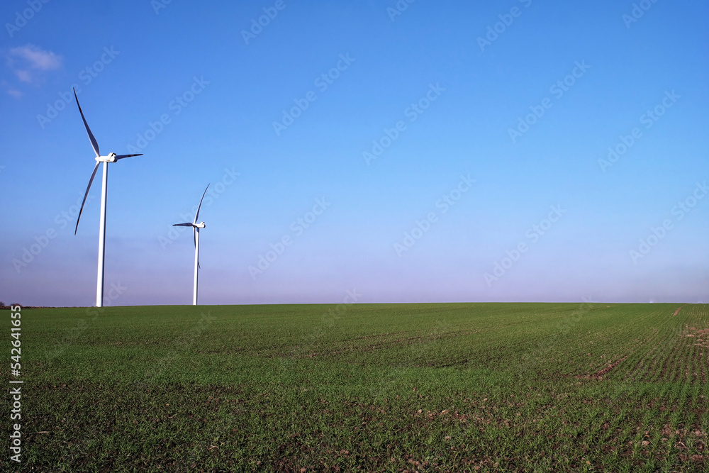 Turbiny wiatrowe na polach. - obrazy, fototapety, plakaty 