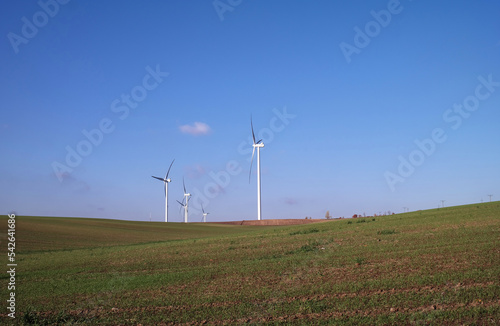 Elektrownia wiatrowa, turbiny elektryczne w polach.