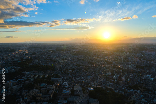 神奈川県横浜市 横浜ランドマークタワー展望台からの夕暮れの街並みと富士山 © 健太 上田