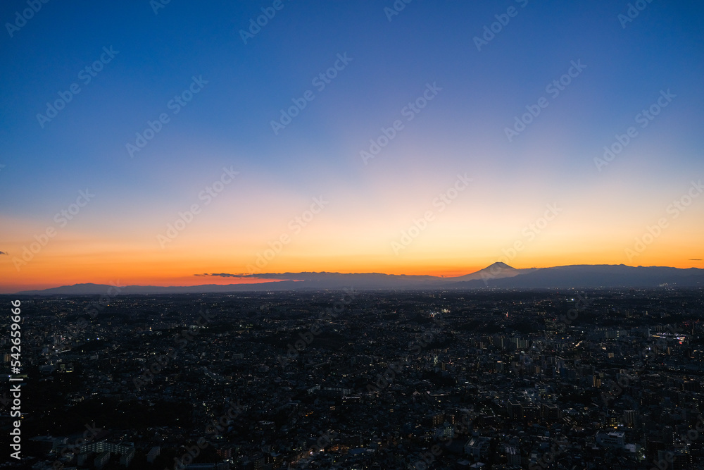 神奈川県横浜市 横浜ランドマークタワー展望台からの夕暮れの街並みと富士山