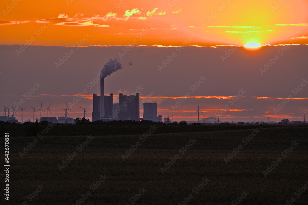 Kraftwerk im Sonnenuntergang