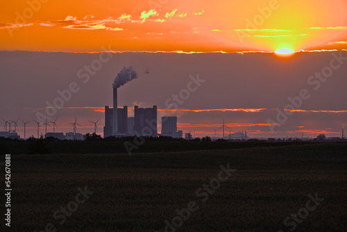 Kraftwerk im Sonnenuntergang