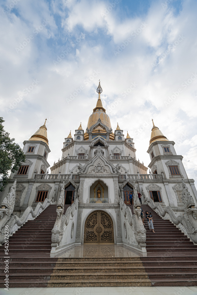 Obraz premium Buu Long pagoda has the unique combination of architectural style of India, Myanmar, Thailand and Vietnam, located at Ho Chi Minh city, Vietnam
