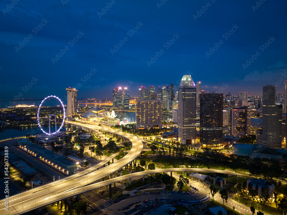 Obraz premium Aerial view of Singapore business district and city at twilight in Singapore, Asia