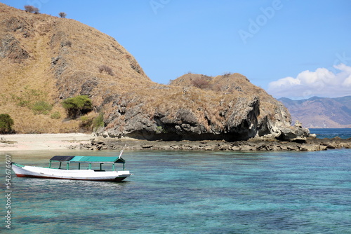 インドネシア、コモド諸島の海に浮かぶボート。