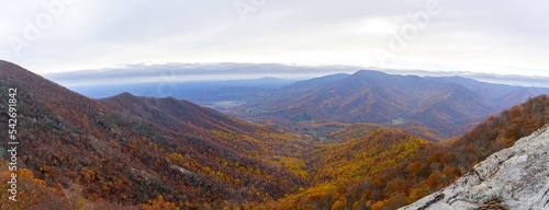 Canvastavla Appalachian Trail Hanging Rock Overlook on the Three Ridges Hike in Virginia Blu
