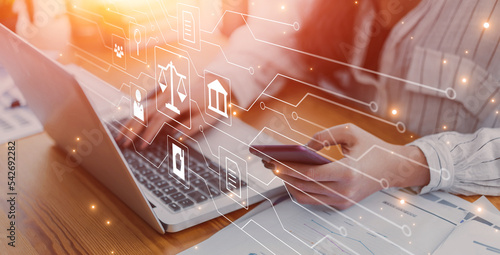 Foto Businesswoman lawyer working with laptop computer phone and internet technology online giving business legal advice to clients, dealing with contracts and policies of labor law and justice concept