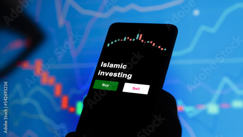 Un investisseur analyse le fonds etf investissement islamique à l'écran. Un téléphone montre les prix de l'ETF islamic investing pour investir. photo