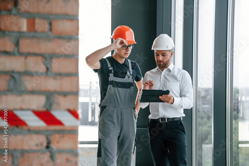 Slika na platnu Manager with foreman are working on the construction site together