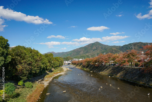 北山通りから見る秋の色づき始めた高野川と比叡山