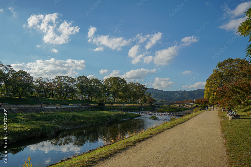 夕暮れの加茂川を歩く 京都市 夕暮れの加茂川を歩く 京都市