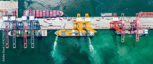 Obraz na plátně Crane Loading Container Box to cargo Ship