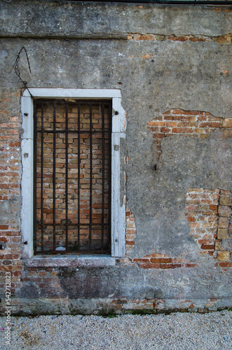 Una finestra murata e con una grata all'interno dell'Arsenale di Venezia photo