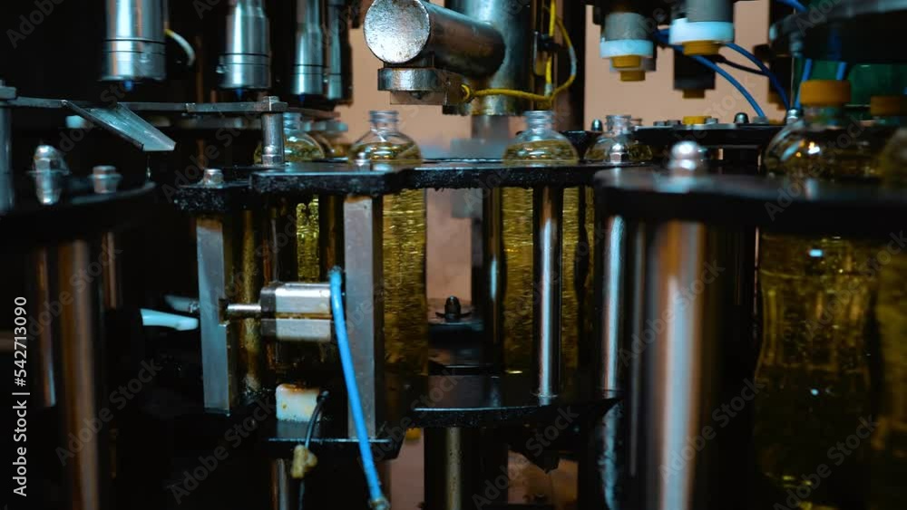 Oil bottle filling and cap screwing machine Oil bottle filling and cap screwing machine