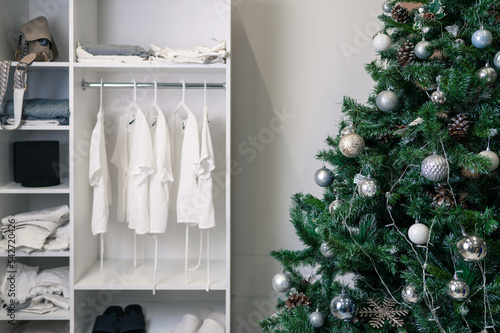 Christmas tree with gifts i...