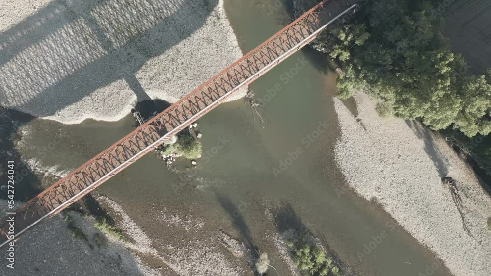 Plan de drone Ancien pont ferroviaire rouillé au dessus de l'eau dans la forêt