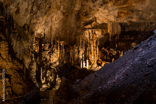 Formations géologiques de la Salle de Joly de la Grotte de l'Aven d'Orgnac photo