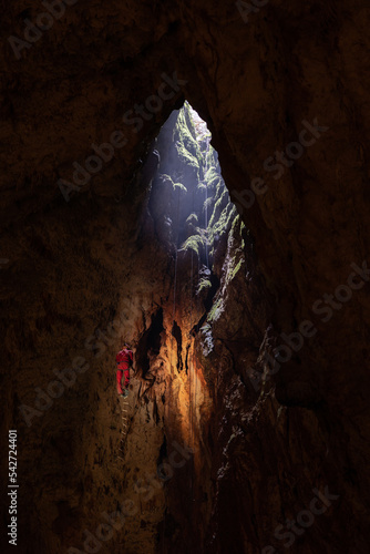 Ouverture naturelle sur l'extérieur de la Grotte de l'Aven d'Orgnac photo