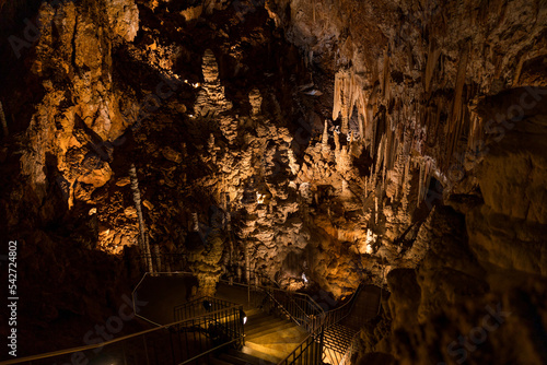 Billede på lærred Formations géologiques de la Salle du Chaos de la Grotte de l'Aven d'Orgnac