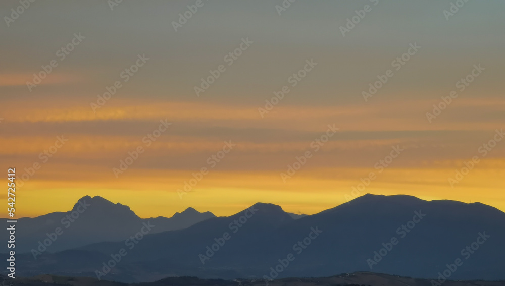 Fototapeta premium Tramonto arancio sopra i monti Appennini