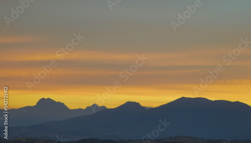 Tramonto arancio sopra i monti Appennini © GjGj