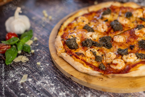 Pizza Gamberetti
with shrimp, garlic, olive oil, oregano, tartufata, basil photo