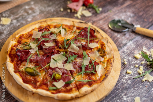 Pizza Spezial mit Schinken, Peperoni,Rucola, Parmesam und Tomatensoße