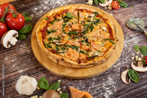 Pizza Salmon
with tomatoes, mozzarella, salmon, mushrooms, spinach and garlic