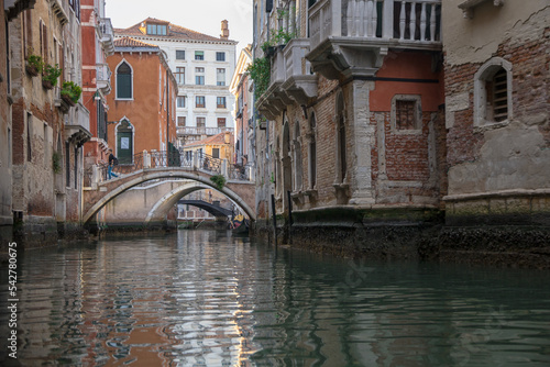  vista de un rio de venecia desde una gondola