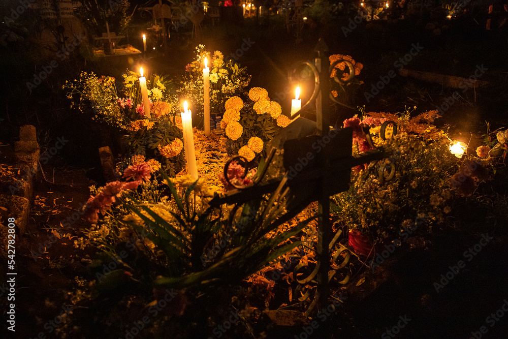 Celebración nocturna del Día de Todos los Santos en Xochimilco, Ciudad de Méxic. - obrazy, fototapety, plakaty 