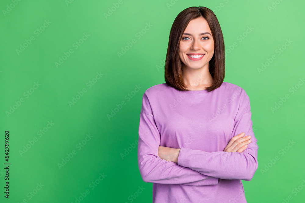 Photo of young gorgeous optimistic bob hairdo lady folded hands confident recommend advertisement empty space isolated on green color background Photo of young gorgeous optimistic bob hairdo lady folded hands confident recommend advertisement empty space isolated on green color background