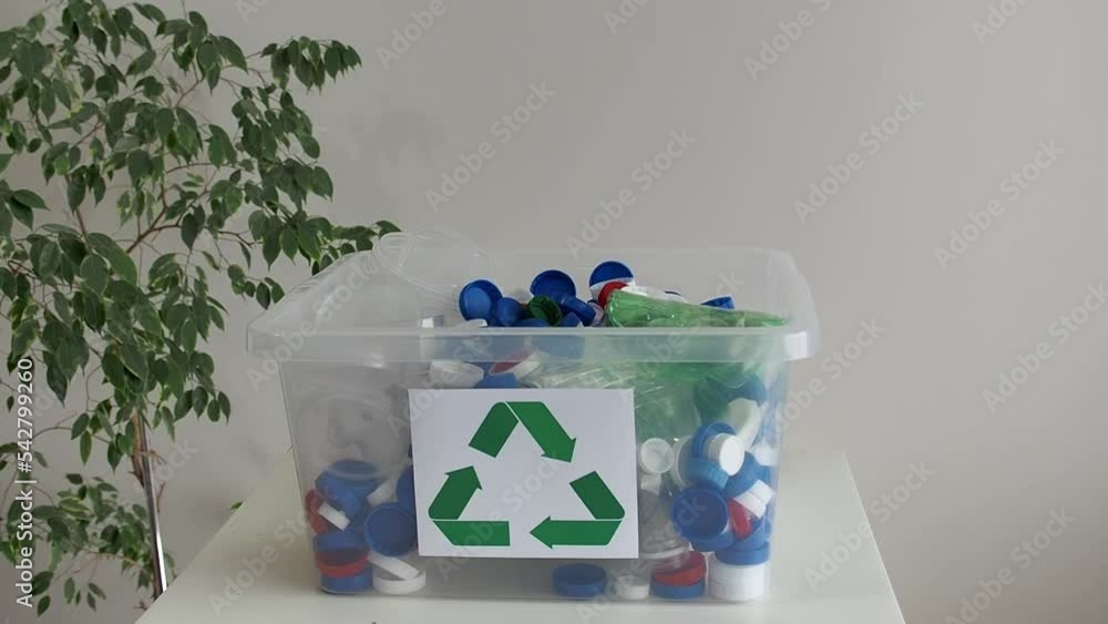 Vidéo Stock Sorting plastic bottle caps and lids recyclable materials