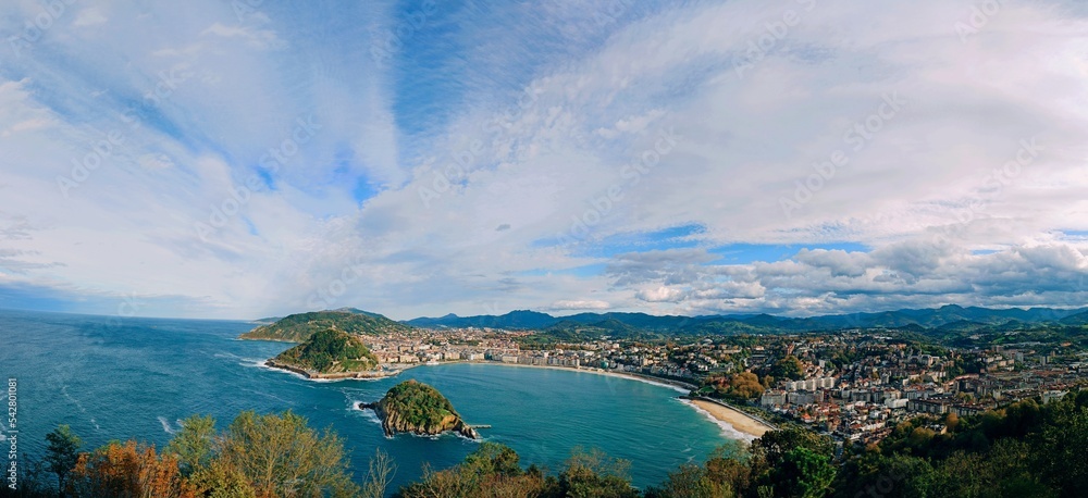 Fototapeta premium Vistas panorámicas de San Sebastián desde el Monte Igueldo