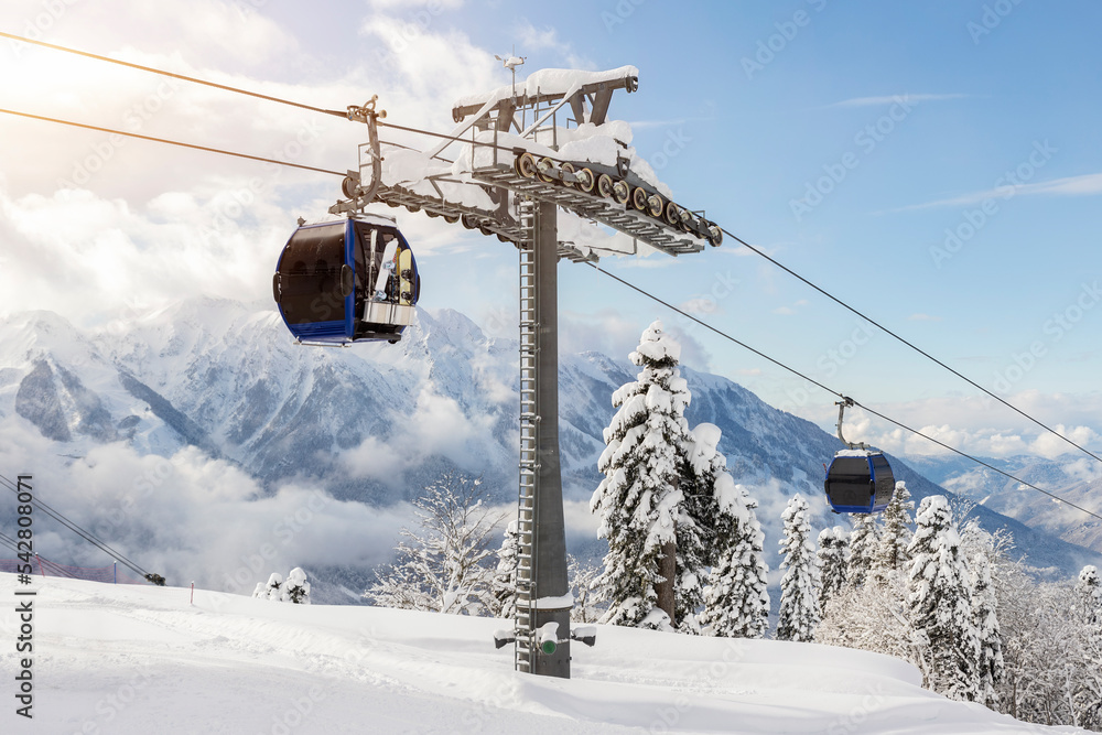 Φωτογραφία New modern spacious big cabin ski lift gondola against snowcapped forest tree and mountain peaks covered in snow landscape in luxury winter alpine resort