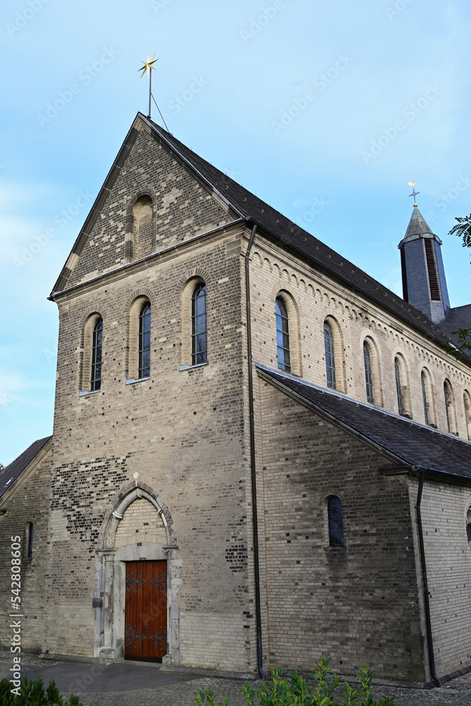 Fototapeta premium Pfarrkirche St. Suitbertus in Düsseldorf 