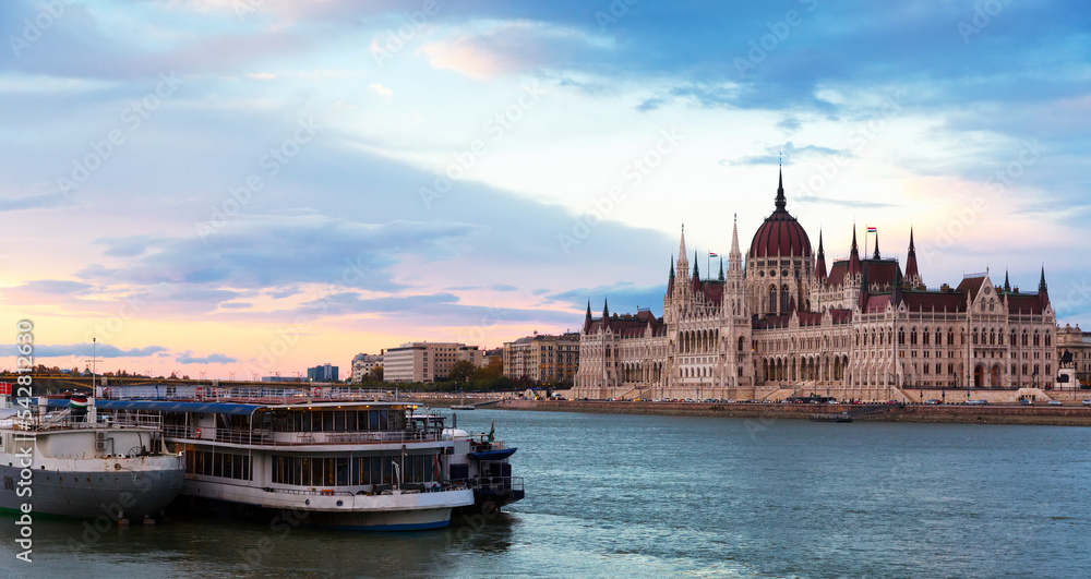 Fototapeta premium Parlament in Budapest is hungarian landmark outdoors.