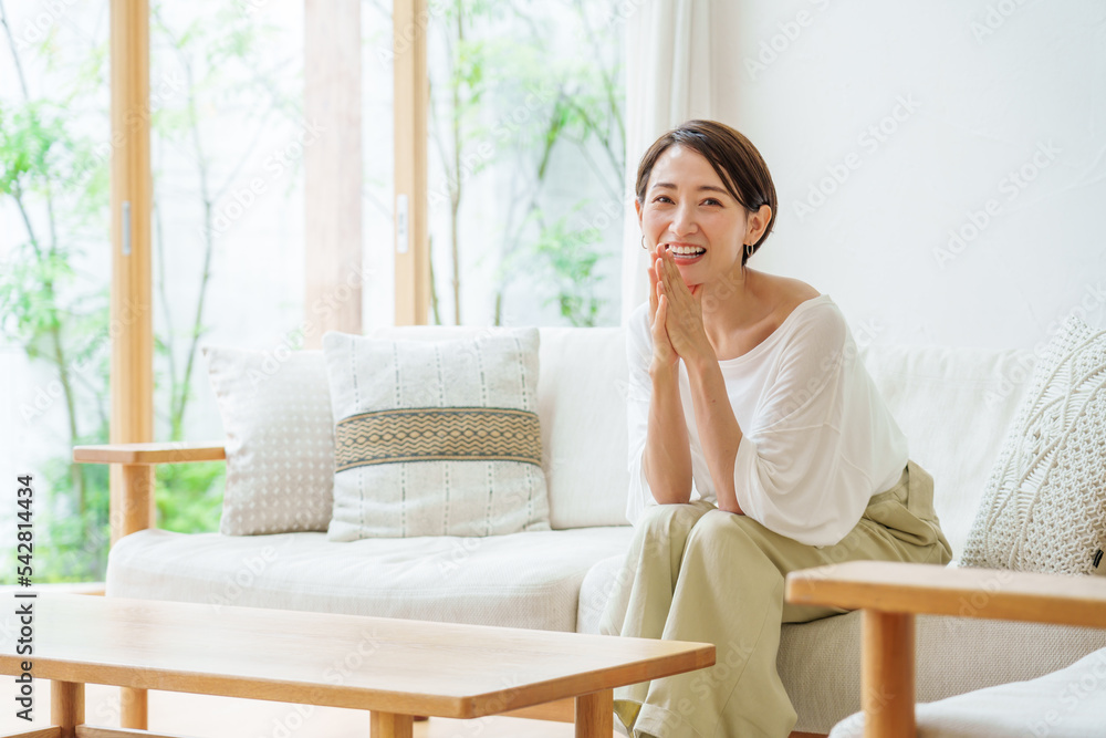 リビングでリラックスする主婦 リビングでリラックスする主婦