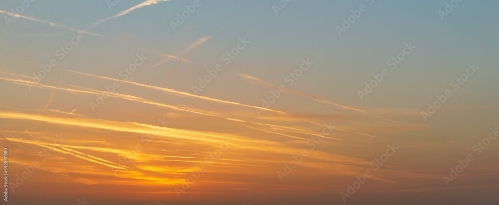 Fototapeta premium Replacement sky - sunrise with streaky clouds