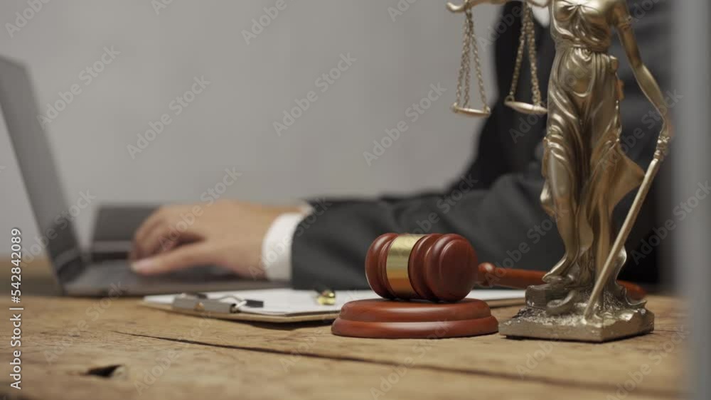 Vidéo Stock Male lawyer lawyer office working with hammers and scales