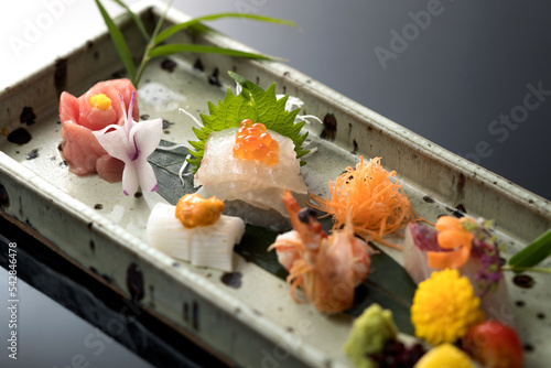 和食・新鮮で綺麗な刺身の盛り合わせ