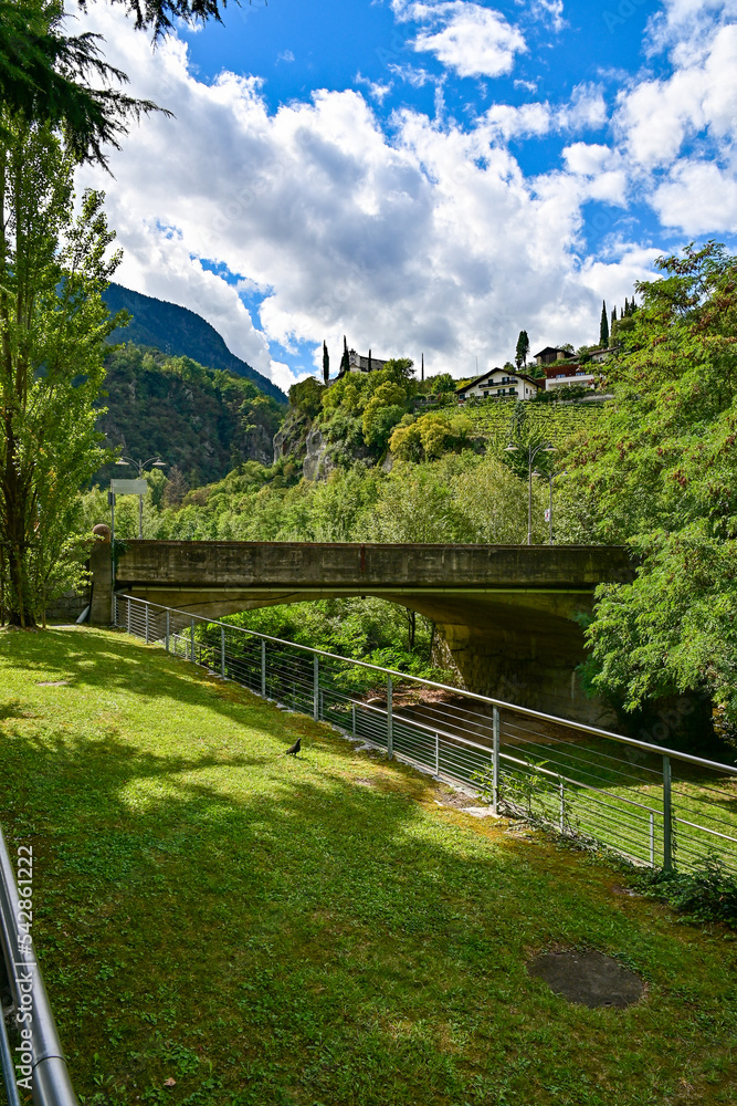 Schloss Braunsberg / Castel Montebruno tront über der Gaulschlucht auf einem Felsen, bei Lana, Südtirol, Italien