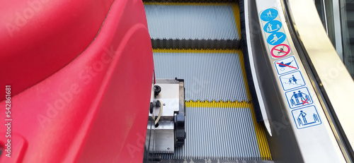 escalator cleaning machine