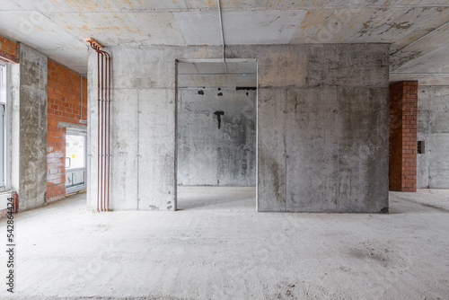 Empty concrete commercial space without finishing with partitions © Дмитрий Модестов