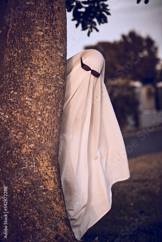 Konstfotografi ghost costume, halloween and sunglasses in nature park outdoors