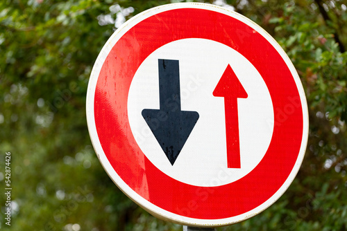 Señal de tráfico de prioridad en Sentido Contrario (flechas)