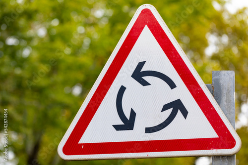 Señal de peligro circunvalación (rotonda) en sentido anti-horario. Triángulo.