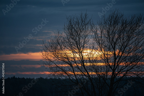 Fototapeta Naklejka Na Ścianę i Meble -  Jesienny pochmurny wschód słońca
