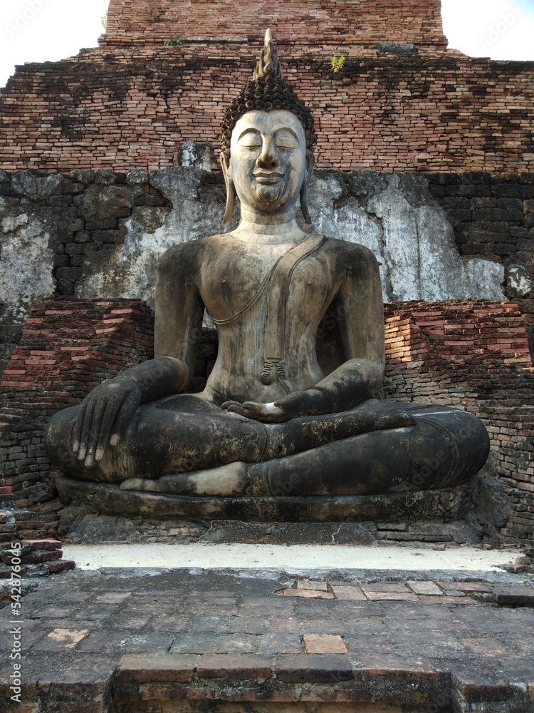 Fototapeta premium Buddha statue in Sukhothai National Park
